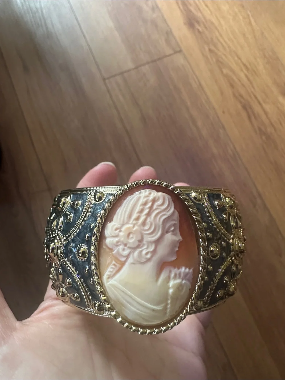 Amedeo Gold Gray Cameo Bracelet - Pink Cameo Center